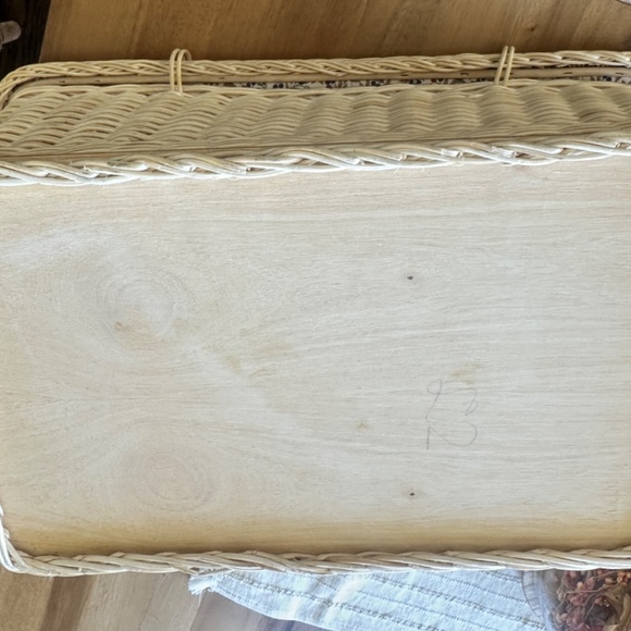 VIntage Large Wicker Lined Picnic Basket - Picture 3 of 10